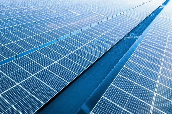 Letecký Pohled Čistou Elektrárnu Solární Panely Modrém Vodním Povrchu — Stock fotografie