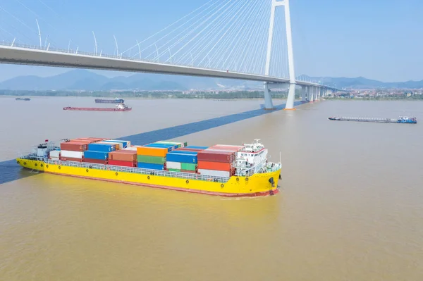 Barco Portacontenedores Navegando Río Interior Bajo Puente Cable Escena Del — Foto de Stock