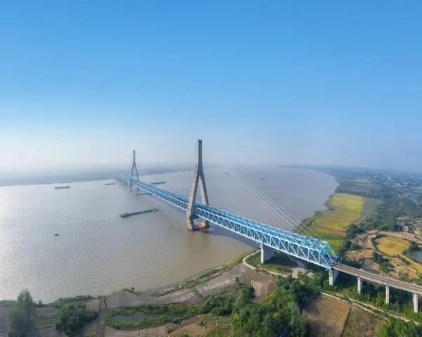 中国安徽省安慶市の長江に架線橋 — ストック写真