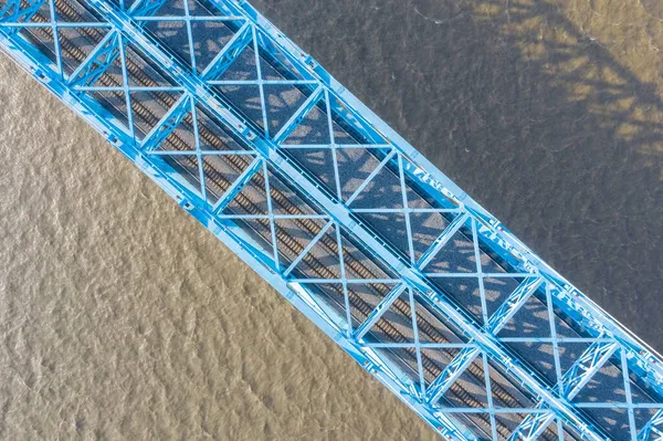 安徽省安慶市長江のトラス鉄道橋の空中ビュー — ストック写真