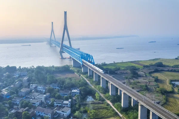 安徽省安庆市长江大桥黄昏时高速列车通过铁路桥的航拍图 — 图库照片