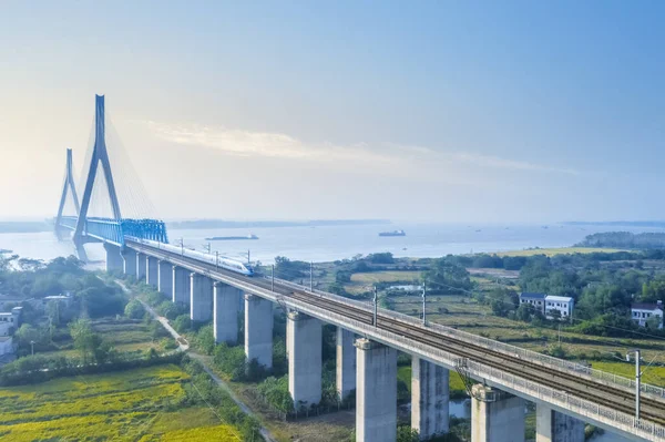 Hochgeschwindigkeitszug Fährt Über Die Eisenbahnbrücke Stadt Anqing Provinz Anhui China — Stockfoto