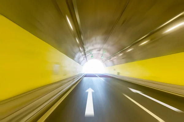Scena Tunelu Przy Jasnym Wyjściu Rozmycie Ruchu Samochodu — Zdjęcie stockowe