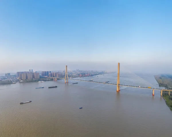 安徽省夕暮れ時の安慶長江大橋の空中写真 — ストック写真