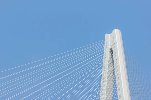 Moderner Brückenhintergrund Schrägseilbrücke Nahaufnahme Hauptturm Und Kabel Vor Blauem Himmel — Stockfoto