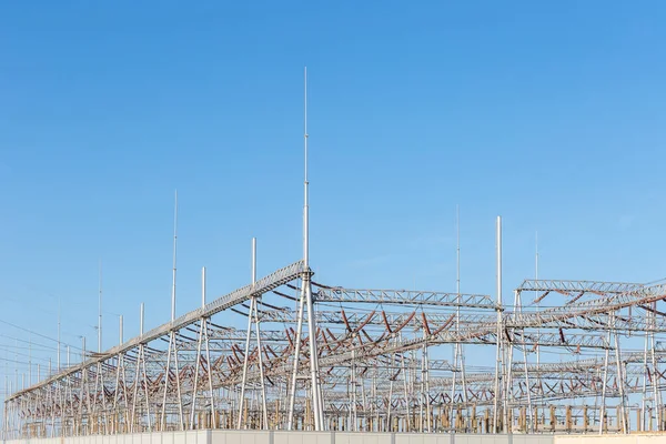青い空を背景にした電気の変電所 — ストック写真