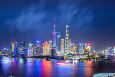 Şangay 'ın büyüleyici gece manzarası, Lujiazui finans ve ticaret bölgesi silueti ve güzel Huangpu nehri, Çin