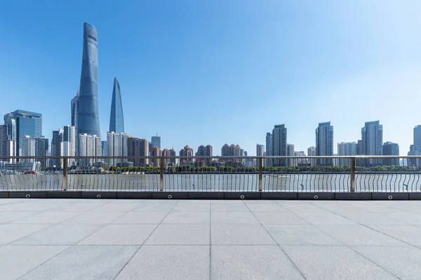Piano Vuoto Primo Piano Con Paesaggio Urbano Shanghai Contro Cielo — Foto Stock