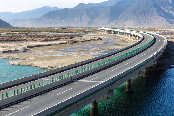 Autópálya Híd Folyókon Tibeti Fennsíkon Kínában — Stock Fotó