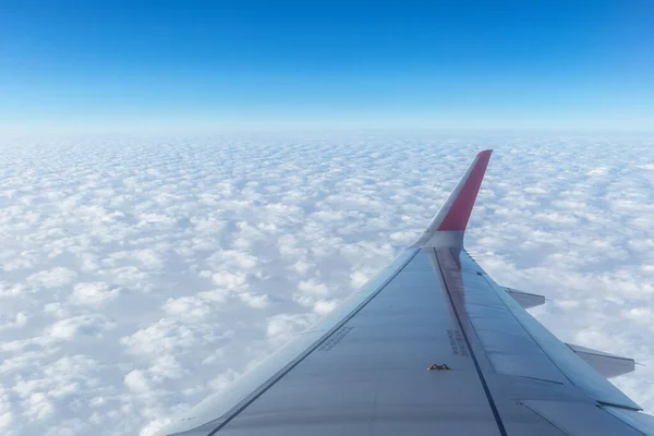 Skrzydło Samolotu Nad Grubymi Chmurami Scena Nieba Zewnątrz Otworu Samolotu — Zdjęcie stockowe