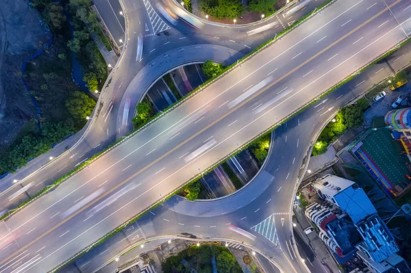 Luftaufnahme Von Kleinen Kreisförmigen Städtischen Überführung Straßenkreuzung Der Nacht — Stockfoto