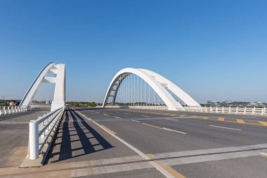 Modern köprüden mavi gökyüzüne, sert kemerden köprüye.