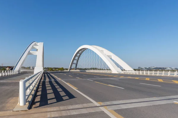 Moderno Attraverso Ponte Contro Cielo Blu Arco Rigido Legato Attraverso — Foto Stock