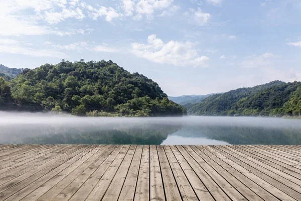 Belle Rivière Brouillard Avec Plancher Bois Loisirs Fond Naturel — Photo