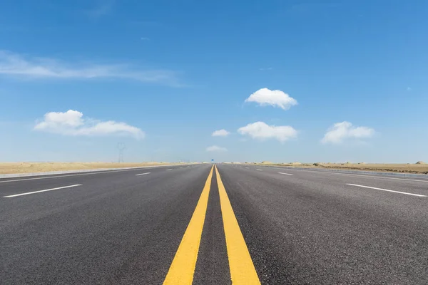 Highway Wind Erosion Physiognomy Blue Sky Long Road Stretching Out — Stockfoto