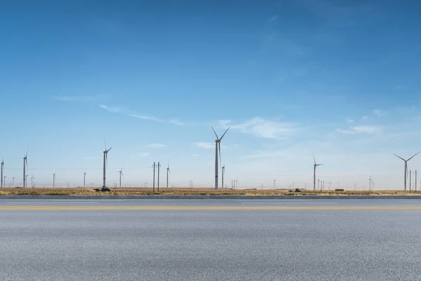 Turbiny Wiatrowe Przy Drodze Pusta Asfaltowa Autostrada Farmą Wiatrową Nowe — Zdjęcie stockowe