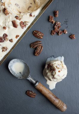 Eriyen Tereyağlı Cevizli Dondurma Kepçesi