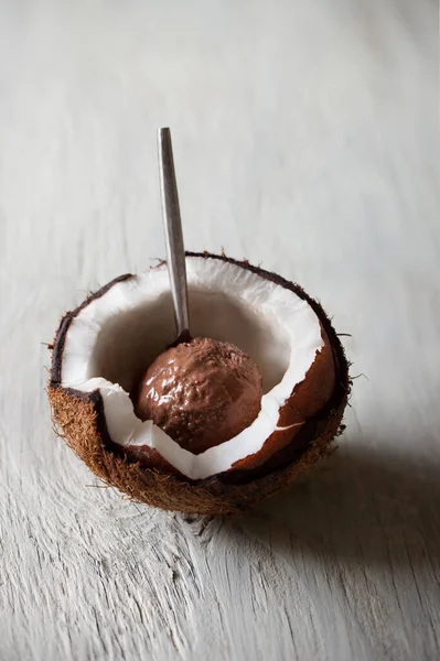 Çikolatalı, hindistan cevizli, sütsüz dondurma ve taze hindistan cevizi kasesi.