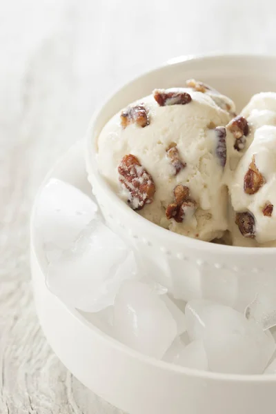 Helado Pecan Mantequilla Con Fondo Blanco Suave —  Fotos de Stock