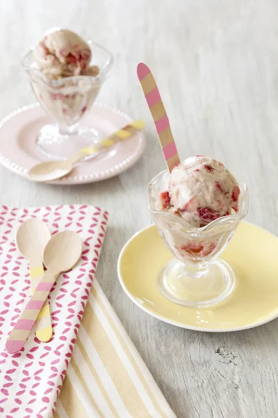 Diry Free Strawberry Banana Ice Cream Sundae Parfait Glasses — 스톡 사진