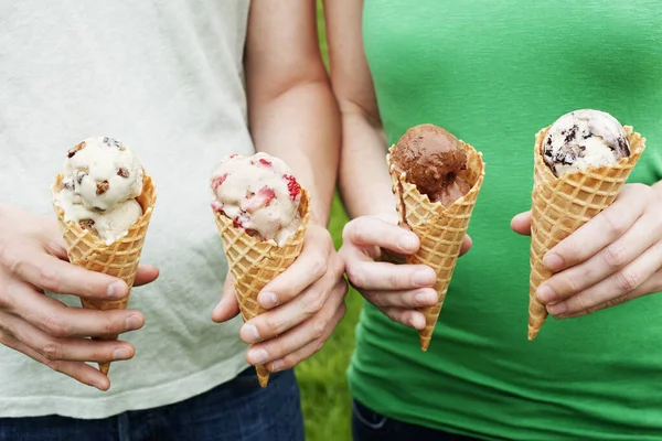 Pareja Personas Sosteniendo Cuatro Conos Helado Para Compartir —  Fotos de Stock