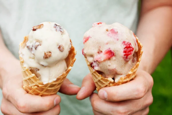 Person Holding Two Ice Cream Cones Share —  Fotos de Stock