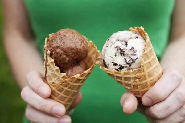 Pessoa Segurando Dois Gelados Cones Para Compartilhar — Fotografia de Stock