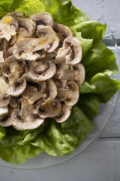 Simple Sliced Mushroom Salad Een Bed Van Sla — Stockfoto