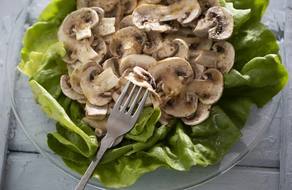 Salade Champignons Tranches Simples Sur Lit Laitue — Photo