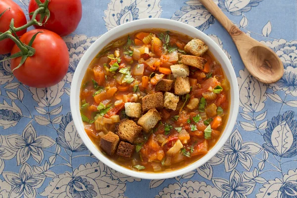 Rustic Chunky Fresh Tomato Basil Soup Croutons — Stock Photo, Image