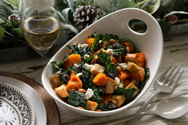 Winter Panzanella Salade Met Pompoen Krokante Boerenkool Geitenkaas Geroosterde Broodcroutons — Stockfoto