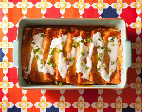 Enchiladas Queijo Prato Caçarola Fundo Tecido Mexicano Festivo — Fotografia de Stock