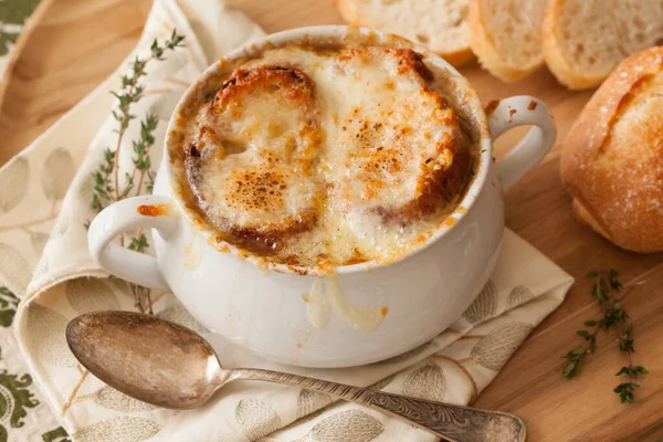 Crock Sopa Cebolla Francesa Con Rebanadas Pan Cuchara Tomillo Fresco —  Fotos de Stock