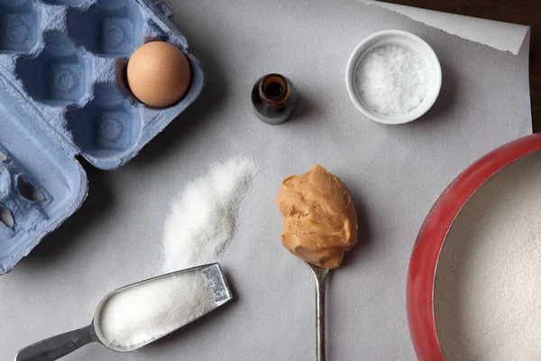 塩ピーナッツバタークッキーを作るための5つの簡単な成分 — ストック写真