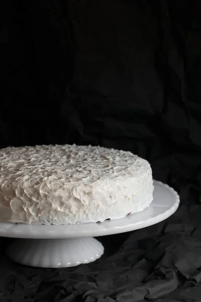 Iced Een Laag Witte Taart Een Witte Cake Staan Met — Stockfoto