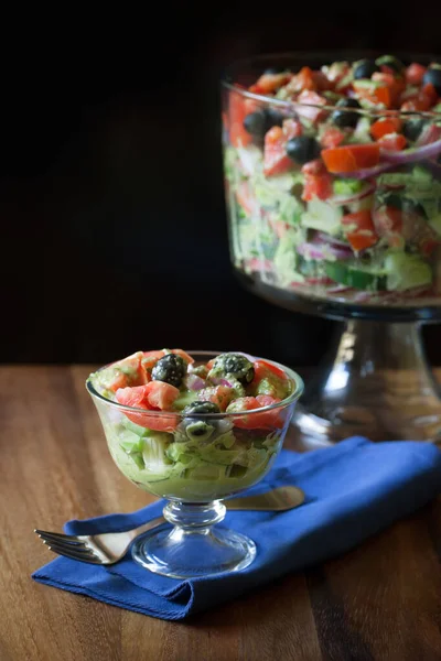 Layered Summer Vegetable Olive Salad Een Bierpot — Stockfoto