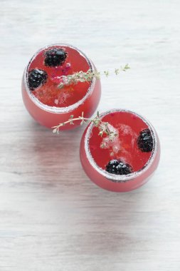 Blackberry kekik kokteyli ya da Mocktail
