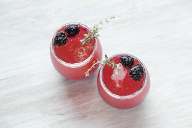 Blackberry kekik kokteyli ya da Mocktail