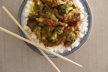 Çin bifteği ve limonlu brokoli, pilav ve pirzola.