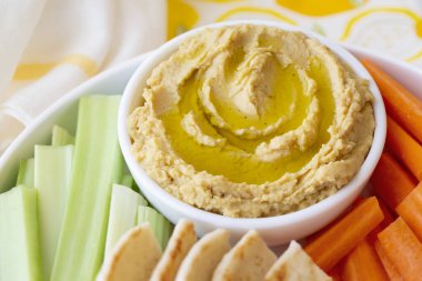 Pita ile sade humus ve sebze tepsisi