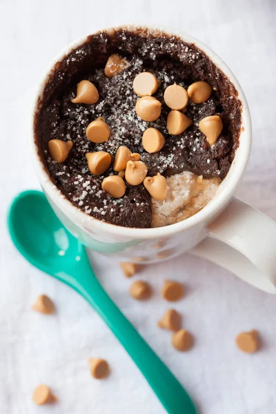 Chocolade Peanut Butter Chip Mug Cake — Stockfoto