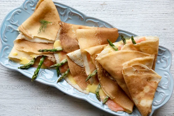 Gerookte Zalm Asperges Hollandaise Saus Crêpes — Stockfoto