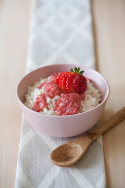 Bahar Mevsimi Meyve Hasadı Tatlısı Çilekli Rhubarb Pirinç Pudingi 