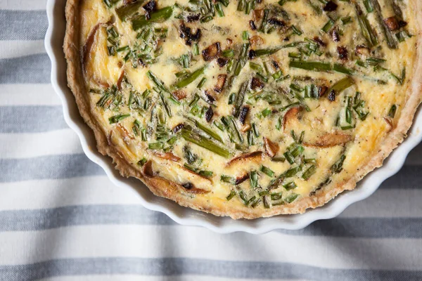 Raccolta Verdure Primaverili Quiche Asparagi Funghi — Foto Stock