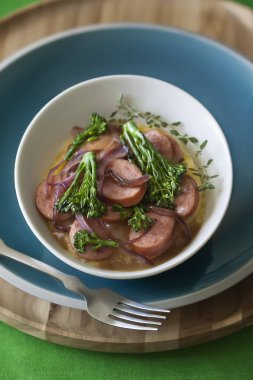 Sosis ve Brokolini Polenta Kasesi