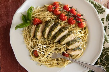 Fesleğen soslu tavuk ve makarna.