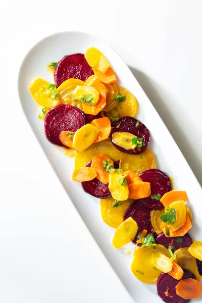 Rote Orange Gelb Geschnittene Rüben Und Karottensalat — Stockfoto
