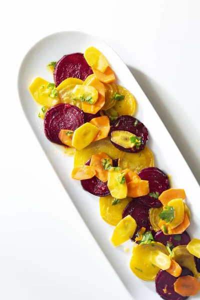 Kırmızı, Turuncu, Sarı Dilimlenmiş Pancar ve Havuç Salatası