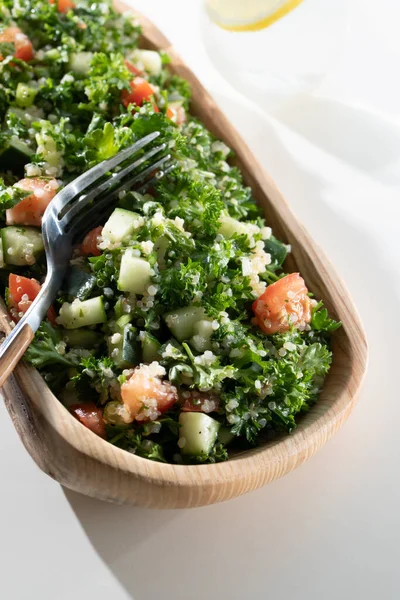 Parlak ve parlak bir parlemento ve naneli şeker salatası. 