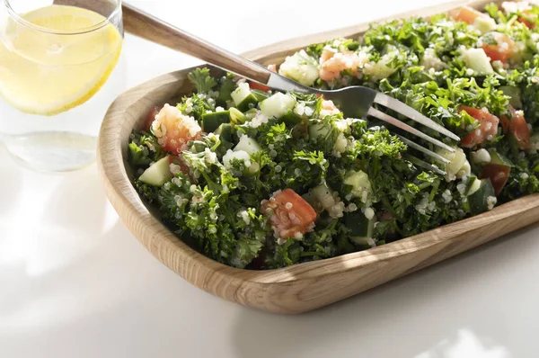 Parlak ve parlak bir parlemento ve naneli şeker salatası. 